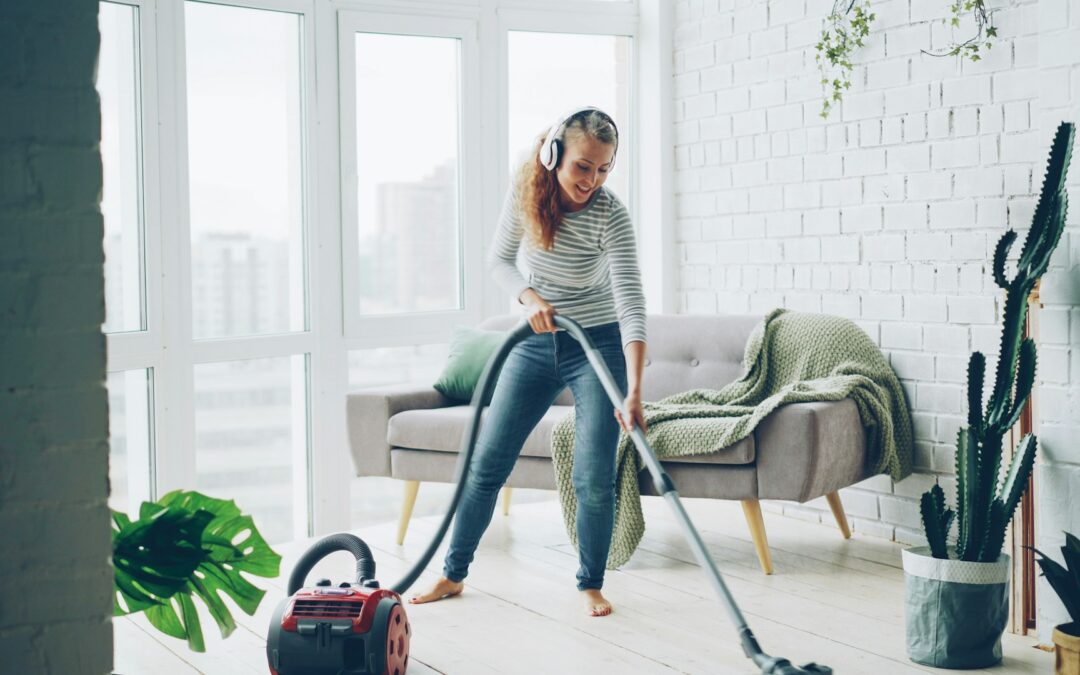 Praktische schoonmaakhacks voor drukke huishoudens met kinderen of huisdieren