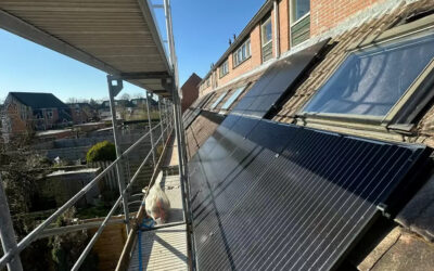 Je VELUX dakraam vervangen terwijl je zonnepanelen hebt? Zo pak je dat slim aan!