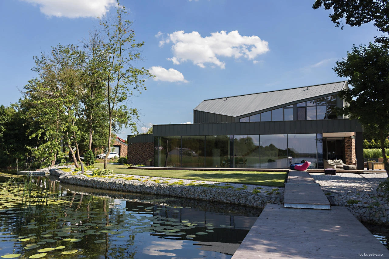 Woning aan het water met veilige ramen