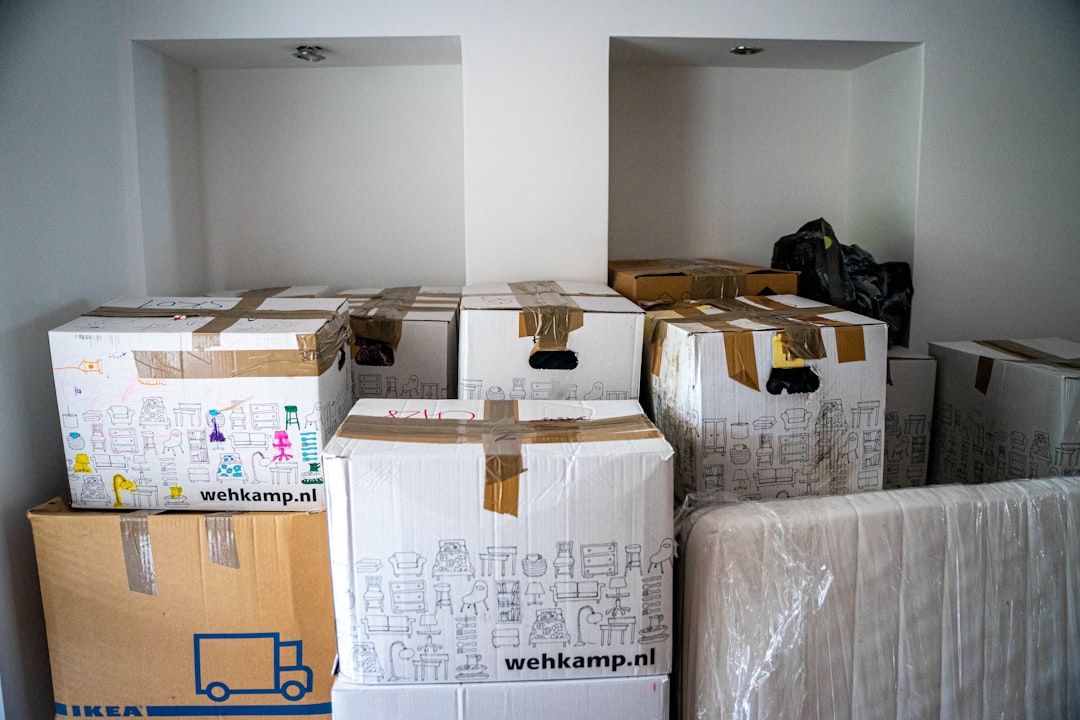 Stapel verhuisdozen in een lege kamer