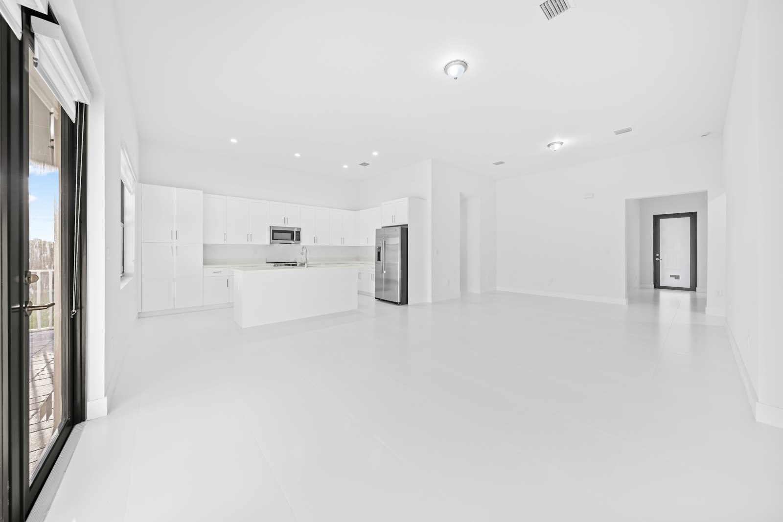 Woonkamer met doorlopende vloer naar de aanbouw