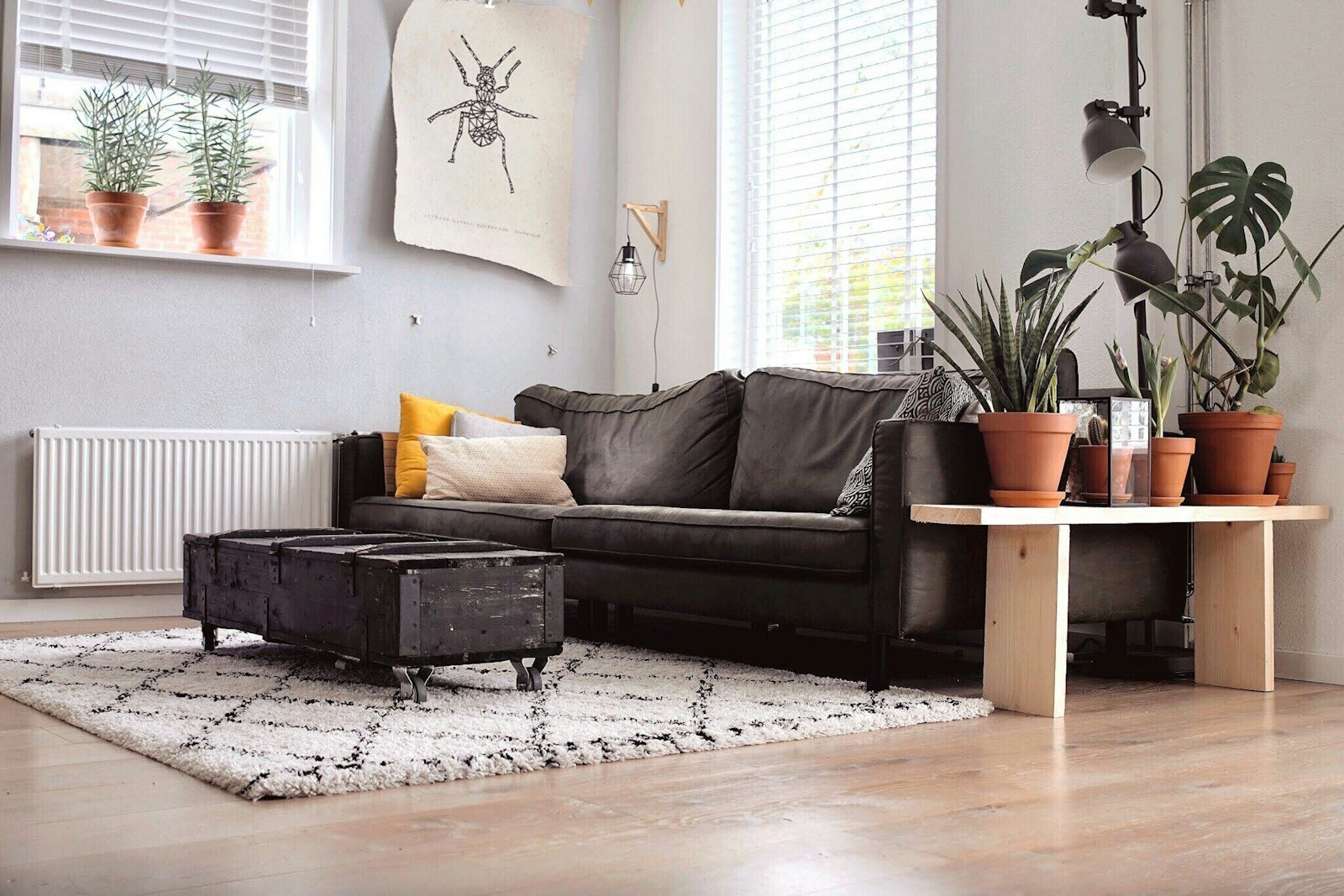 Warmtebehoefte berekenen: zoveel vermogen moet een radiator leveren Woonkamer met radiator onder het raam